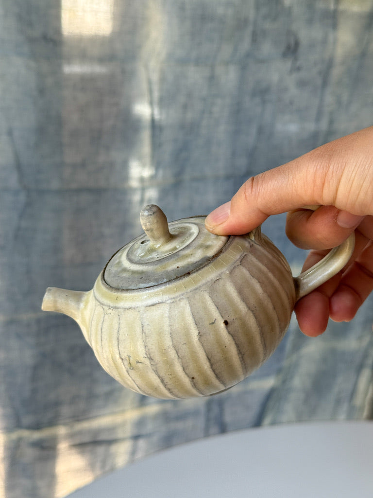Yamanokuchi Kiln-  Smally Tea Pot, Haiyu Mat