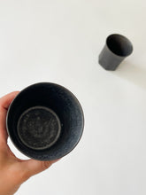 Load image into Gallery viewer, Issaki kiln -  Rock cup, Black
