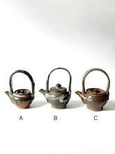 Load image into Gallery viewer, Nakadera kiln - Teapot with handle

