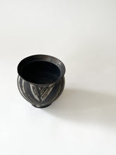 Load image into Gallery viewer, Issaki kiln -  &quot;Monyo&quot; Flower vase , Wide
