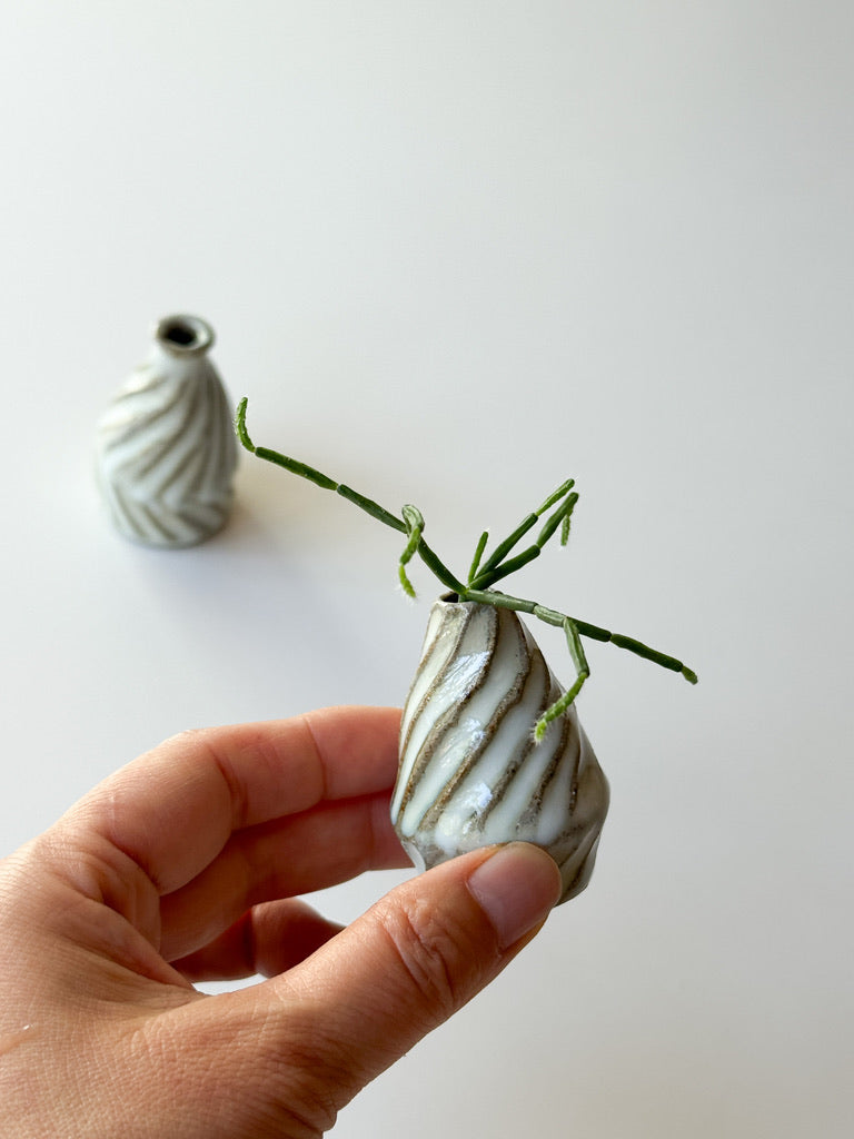 Chihiro Kiln - Tiny Vase, White