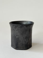 Load image into Gallery viewer, Issaki kiln -  Rock cup, Black
