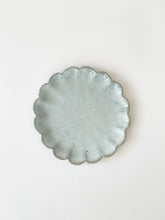 Load image into Gallery viewer, Nakadera kiln - Hana flower plate
