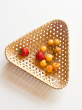 Load image into Gallery viewer, Chikufusha woven company - Bamboo triangle basket
