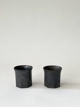 Load image into Gallery viewer, Issaki kiln -  Rock cup, Black
