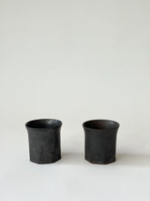 Load image into Gallery viewer, Issaki kiln -  Rock cup, Black
