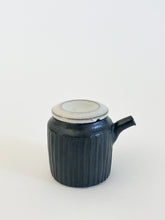 Load image into Gallery viewer, Yamanokuchi Kiln -  Sauce dispenser, Kuro
