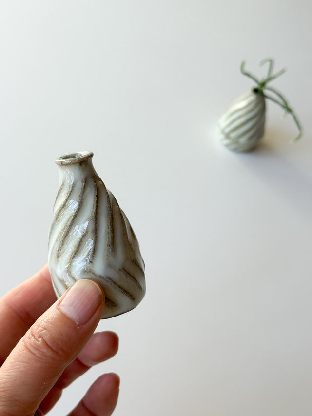 Chihiro Kiln - Tiny Vase, White