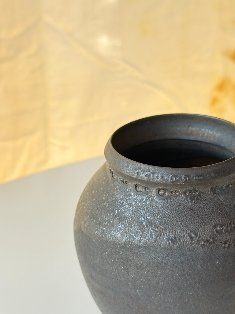 Issaki kiln -  Simple Black Vase