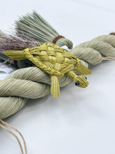 Load image into Gallery viewer, Igusa straw Shimenawa - &quot;Suehirogari&quot;

