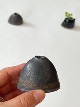 Load image into Gallery viewer, Issaki kiln -  Tiny bud vase
