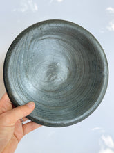 Load image into Gallery viewer, Issaki kiln -  Round plate, &quot;Naderu&quot;
