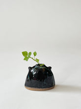Load image into Gallery viewer, Issaki kiln -  Tiny bud vase
