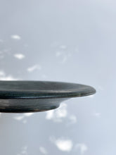 Load image into Gallery viewer, Issaki kiln -  Round plate, &quot;Naderu&quot;
