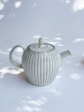 Load image into Gallery viewer, Yamanokuchi Kiln-  Tea pot, &quot;Moon light&quot; straight

