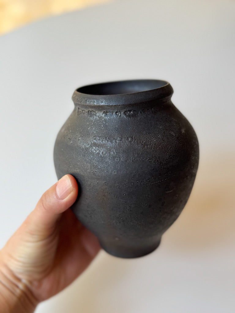 Issaki kiln -  Simple Black Vase