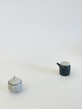 Load image into Gallery viewer, Yamanokuchi Kiln -  Sauce dispenser, Kuro
