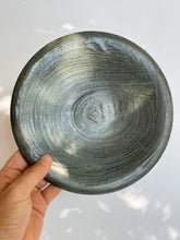 Load image into Gallery viewer, Issaki kiln -  Round plate, &quot;Naderu&quot;
