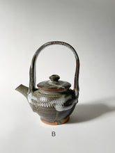 Load image into Gallery viewer, Nakadera kiln - Teapot with handle
