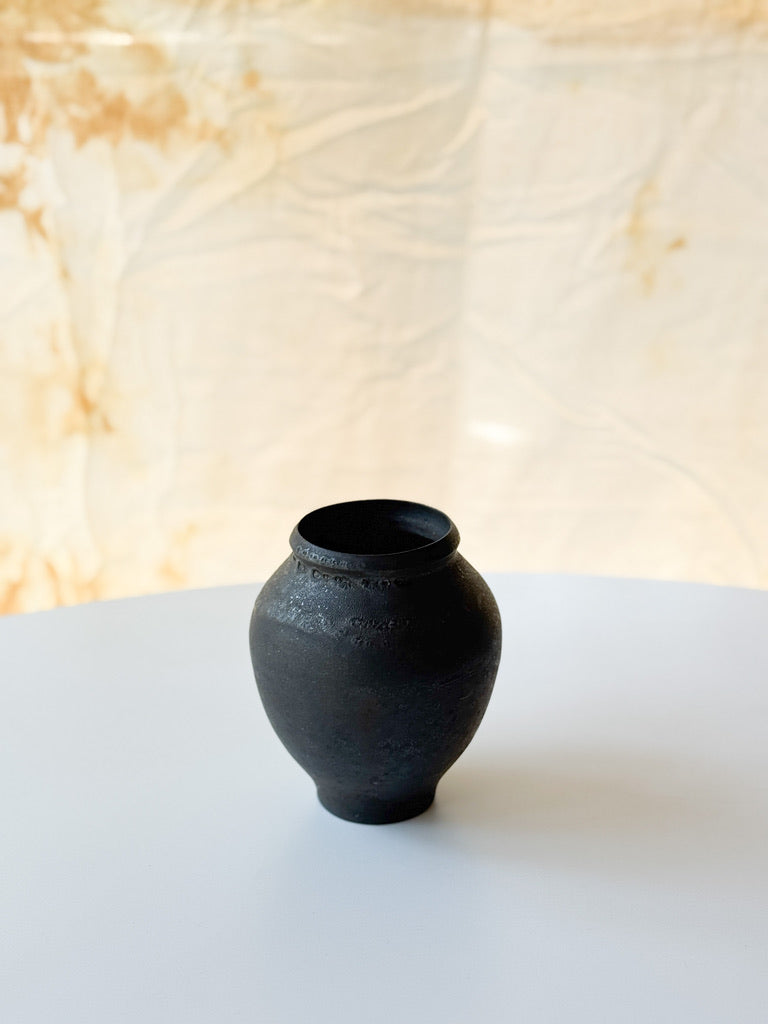 Issaki kiln -  Simple Black Vase
