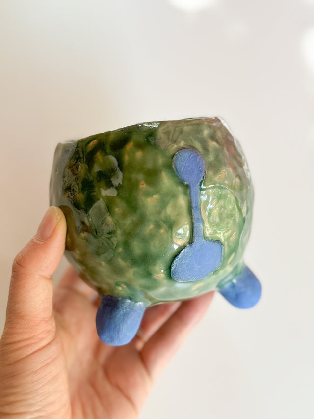 Miki Oka Ceramic -  Round cup with three legs