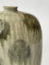 Load image into Gallery viewer, Chihiro Kiln -  Big green vase

