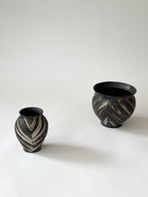Load image into Gallery viewer, Issaki kiln -  &quot;Monyo&quot; vase
