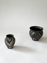 Load image into Gallery viewer, Issaki kiln -  &quot;Monyo&quot; Flower vase , Wide
