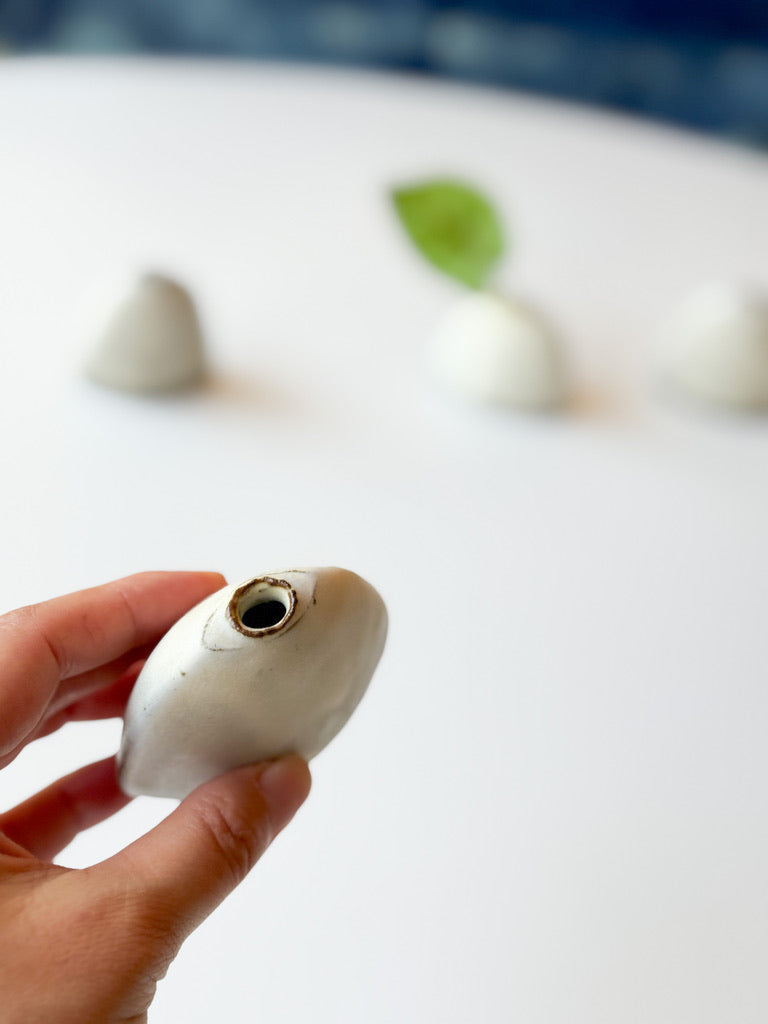 Issaki kiln - Mini bud vase, White
