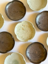 Load image into Gallery viewer, Moriyama Kiln - &quot;Hana&quot; flower mini plate
