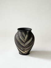 Load image into Gallery viewer, Issaki kiln -  &quot;Monyo&quot; vase
