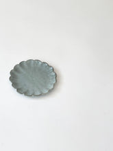 Load image into Gallery viewer, Nakadera kiln - Hana flower plate
