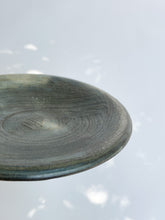 Load image into Gallery viewer, Issaki kiln -  Round plate, &quot;Naderu&quot;
