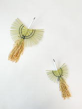 Load image into Gallery viewer, Straw decoration - Iwai Tsuru (crane)
