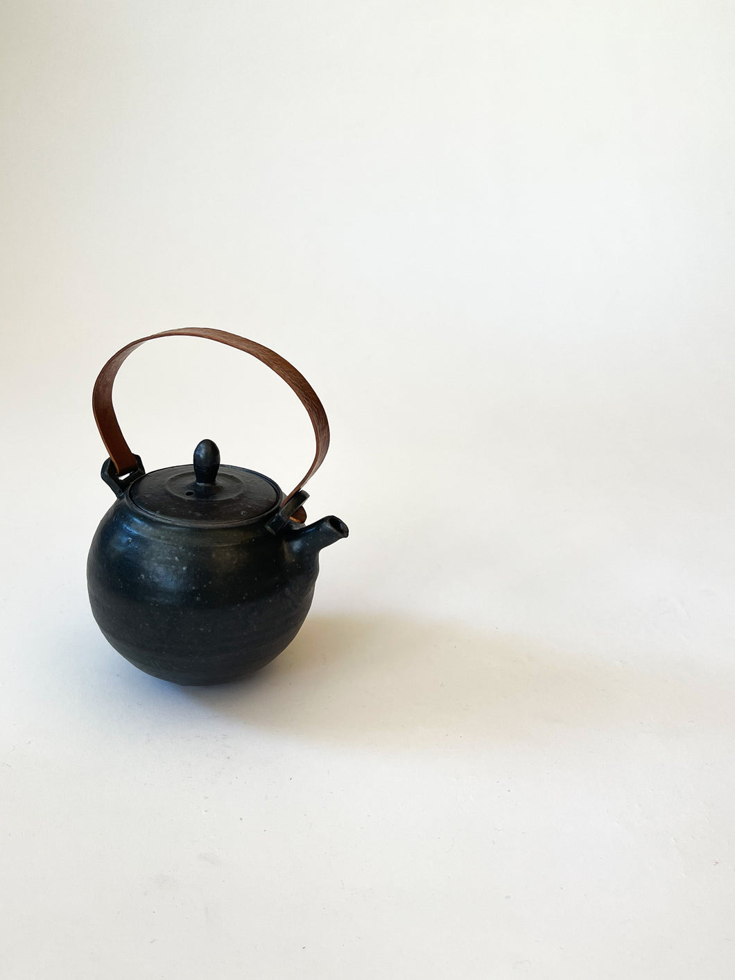 Yamanokuchi Kiln - Dobin Tea Pot with copper handle, Black