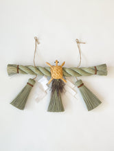 Load image into Gallery viewer, Igusa straw decoration - Shimenawa, &quot;Suehirogari&quot; with tortoise
