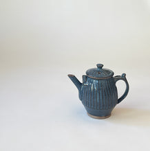 Load image into Gallery viewer, Mizuho Kiln - Shinogi Tea Pot Blue
